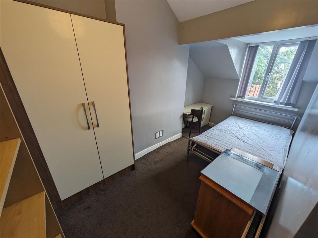 Property photo 3 of 10 Bedroom 6