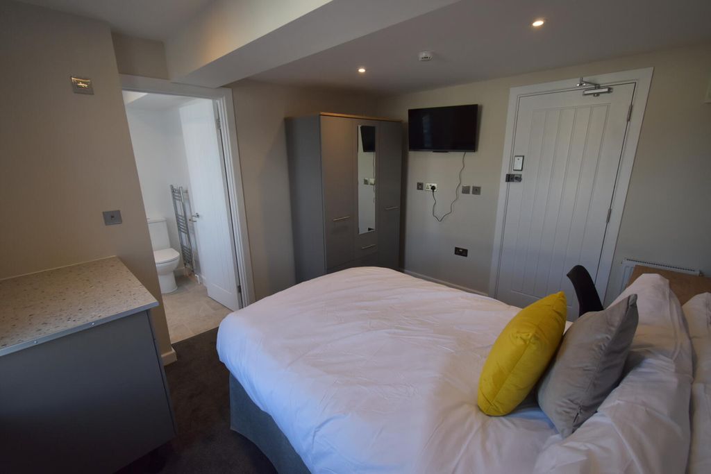 Property photo 2 of 8 Bedroom