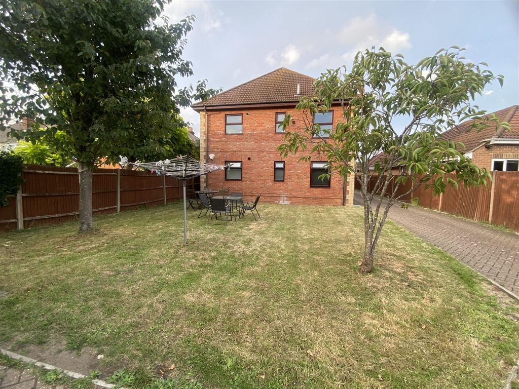 Property photo 2 of 14 Communal Garden