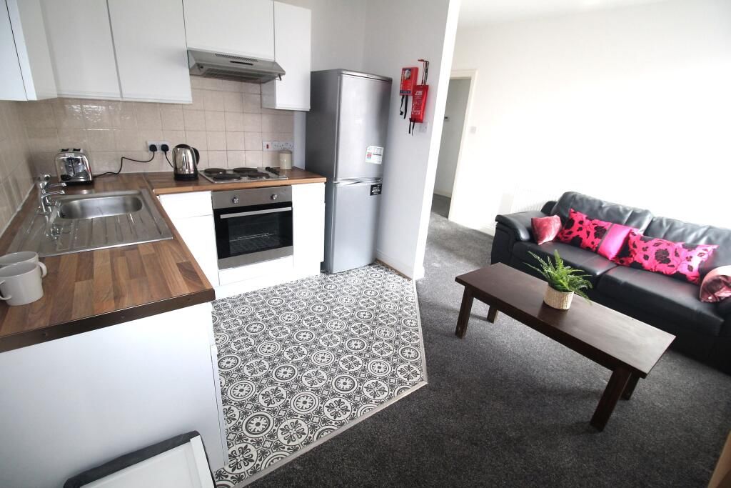 Property photo 1 of 7 3 Bedroom To Let On Spurgeon Street