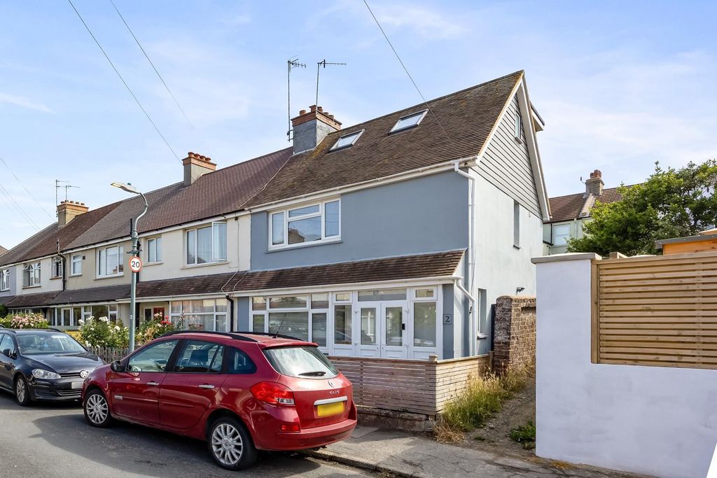 Property photo 1 of 26 Hurst Crescent 2-026.Jpg