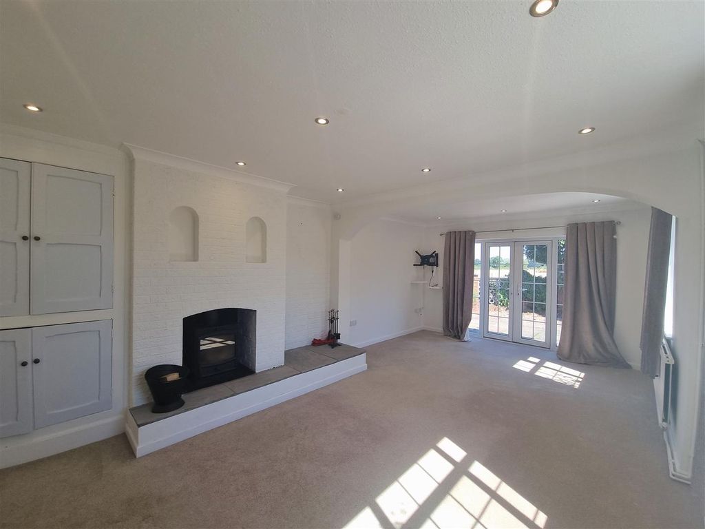 Property photo 2 of 13 Lounge.Jpg