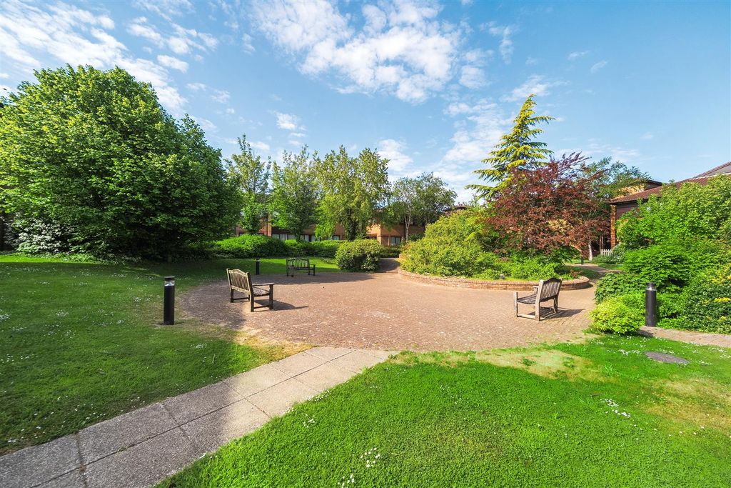 Property photo 2 of 18 Communal Gardens
