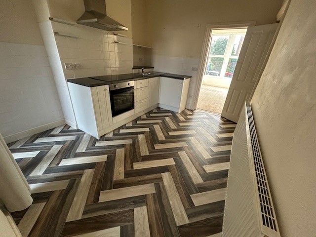 Property photo 3 of 7 Modern Fitted Kitchen