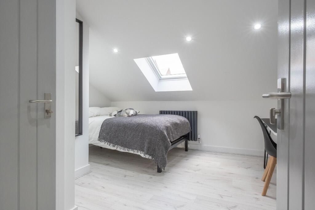 Property photo 3 of 15 A Bright And Spacious Master Bedroom Featuring A c...