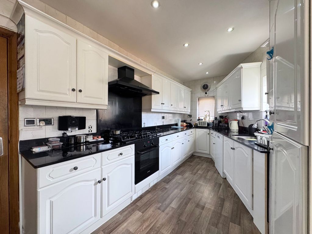 Property photo 3 of 20 Kitchen