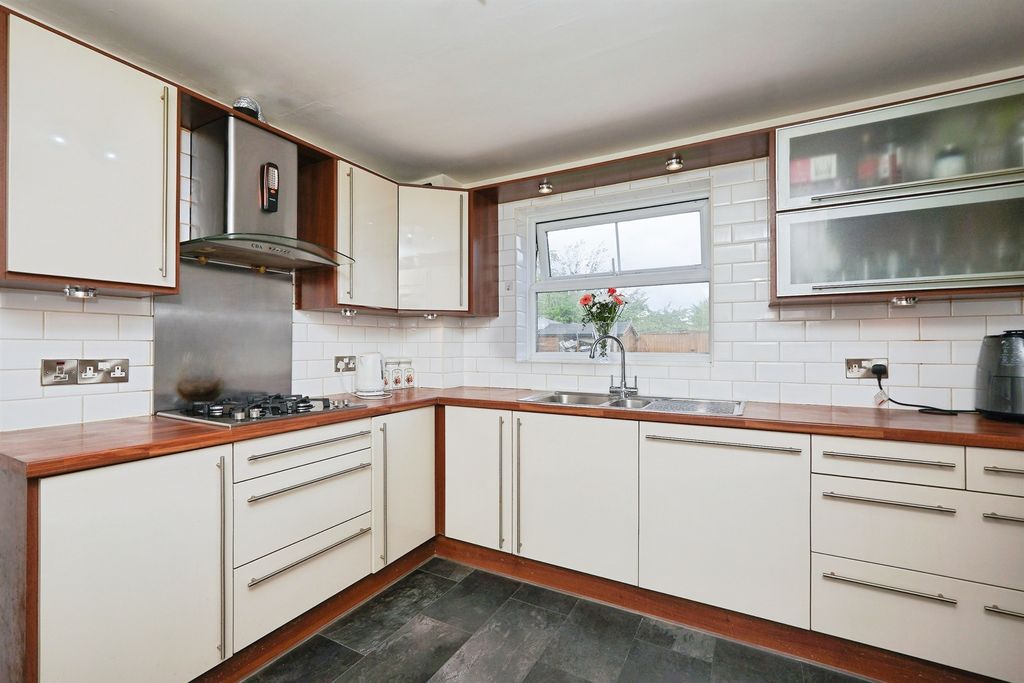 Property photo 3 of 17 Kitchen