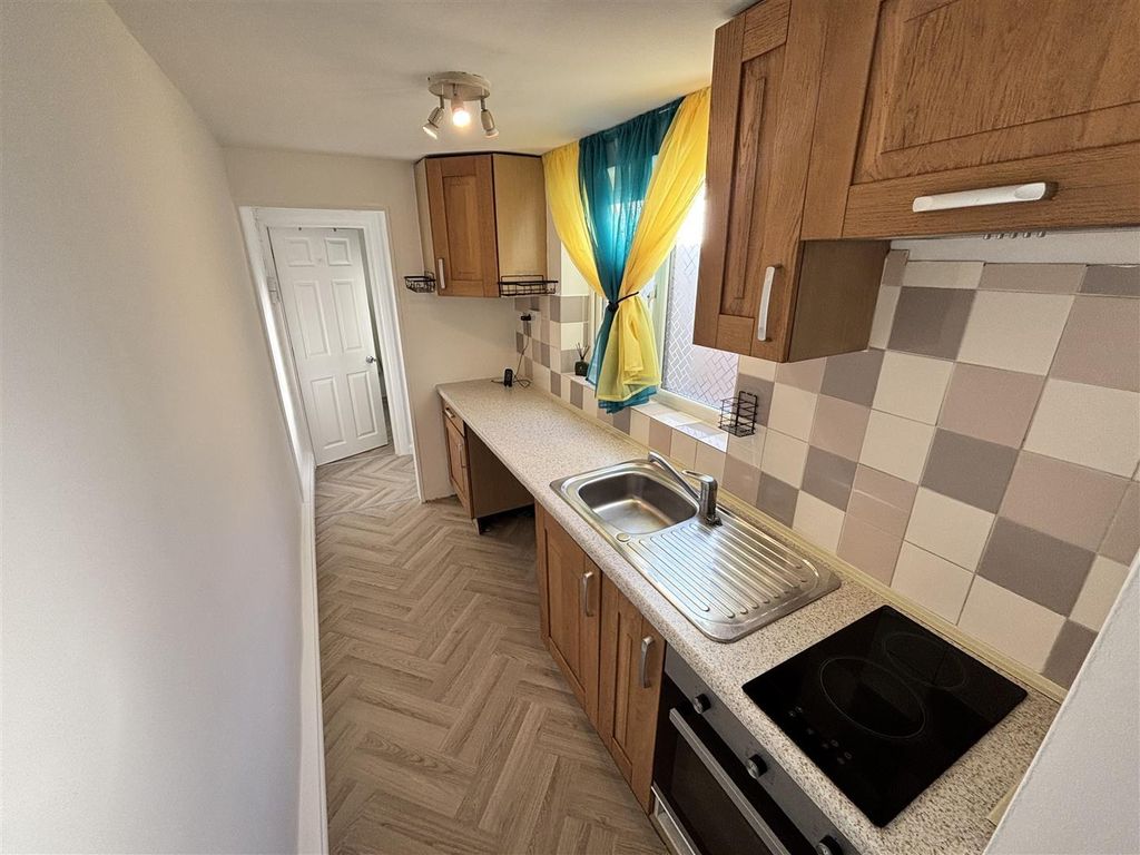 Property photo 3 of 10 Kitchen