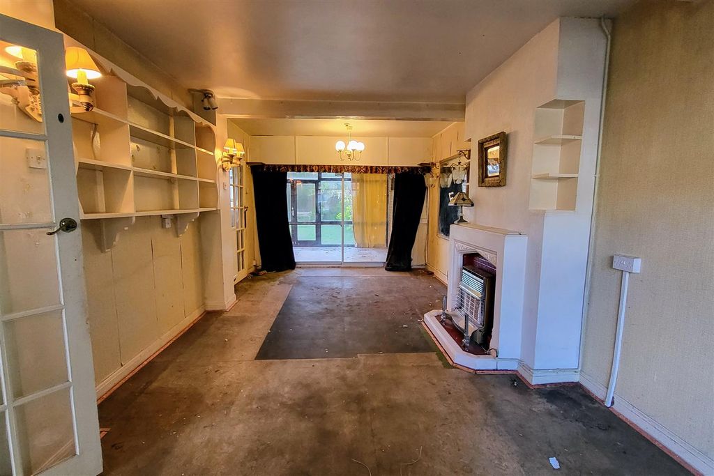 Property photo 2 of 14 Through Lounge