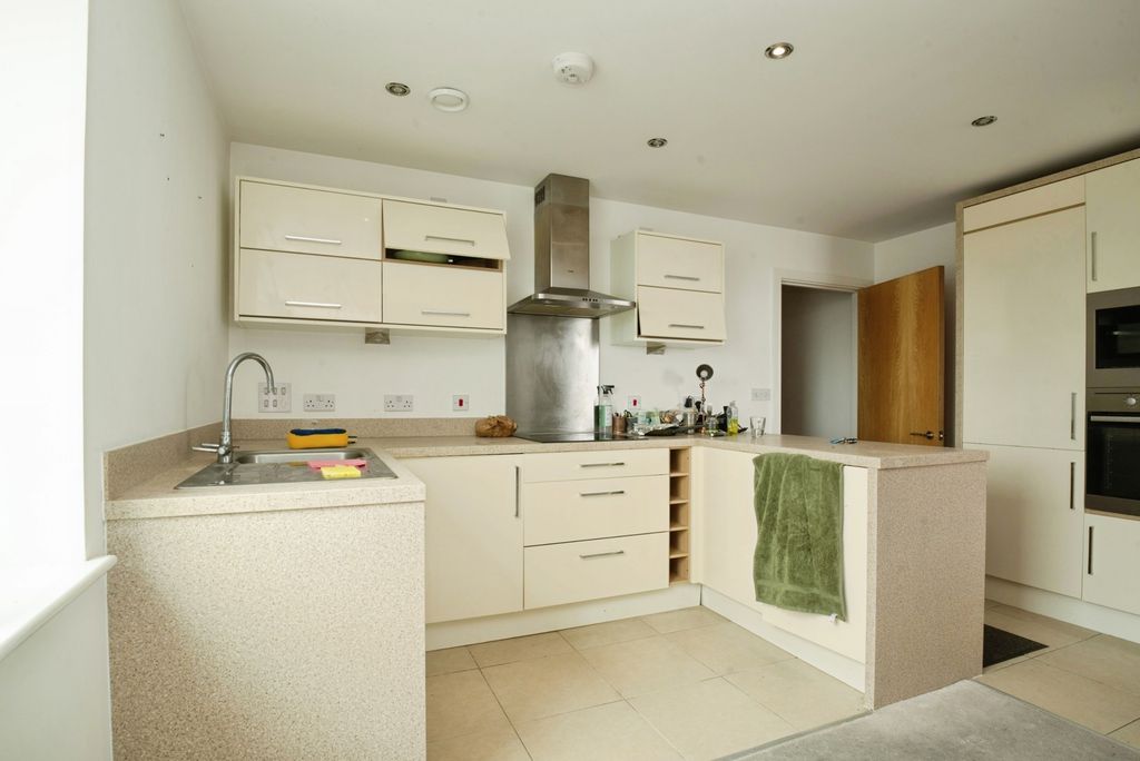 Property photo 3 of 11 Kitchen