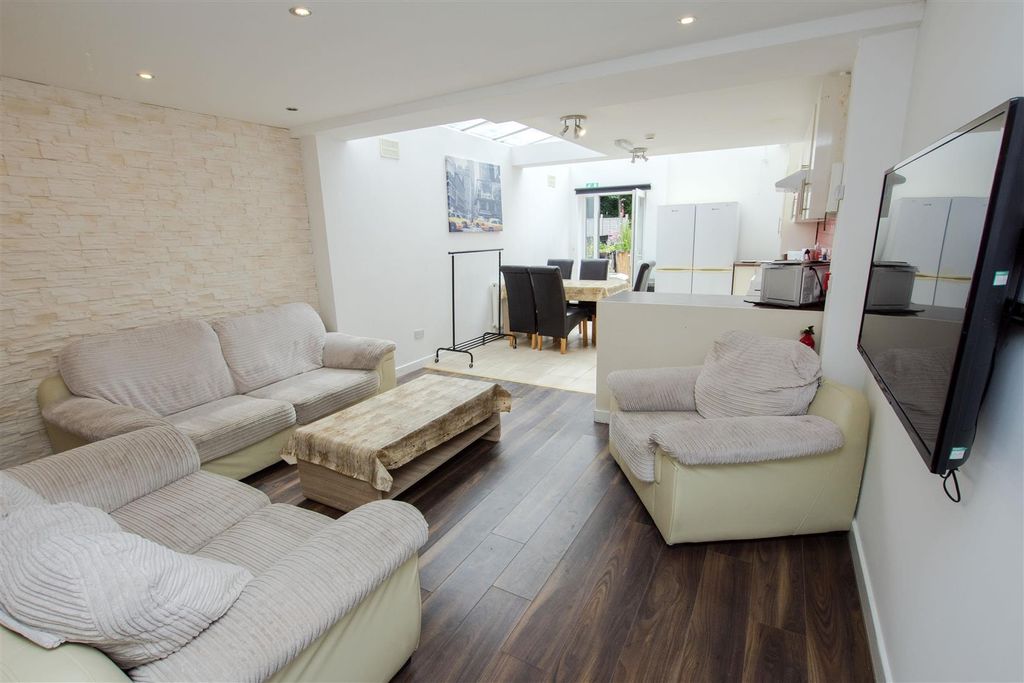 Property photo 1 of 16 Approach