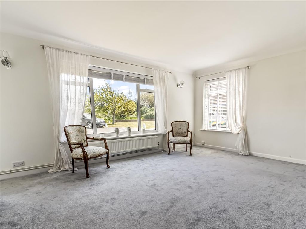Property photo 2 of 18 St Aubyns Court-010.Jpg