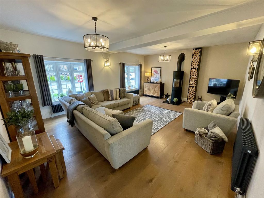 Property photo 2 of 20 Lounge