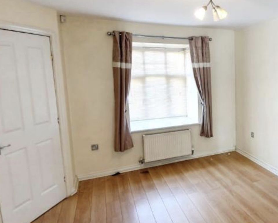 Property photo 3 of 10 Living Room