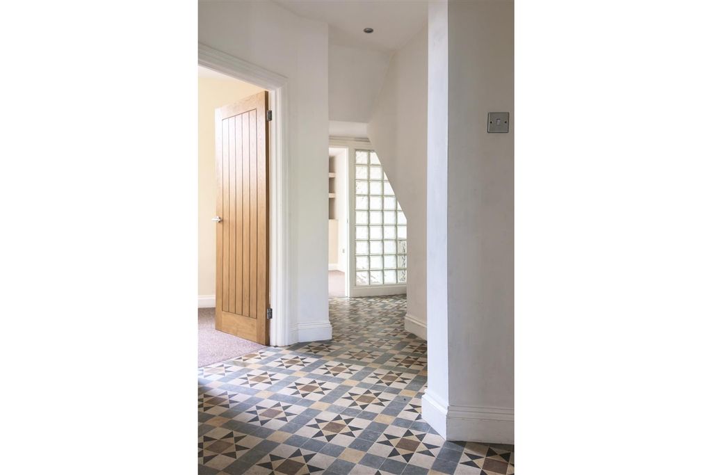 Property photo 3 of 14 Hallway