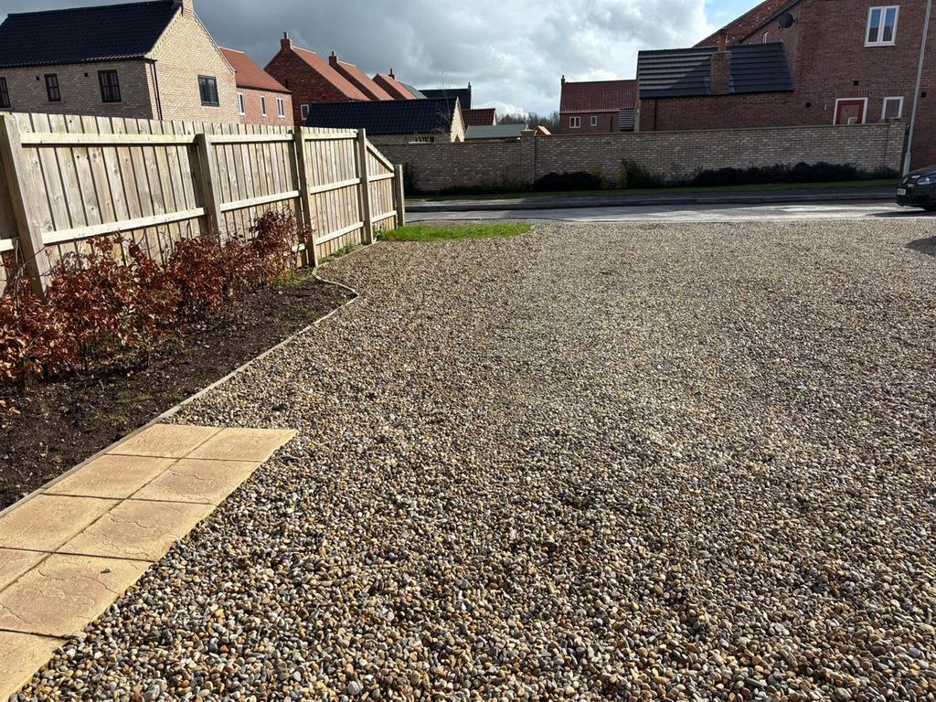 Property photo 2 of 18 Front Garden