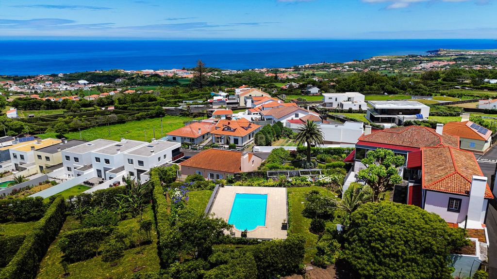 Property photo 2 of 152