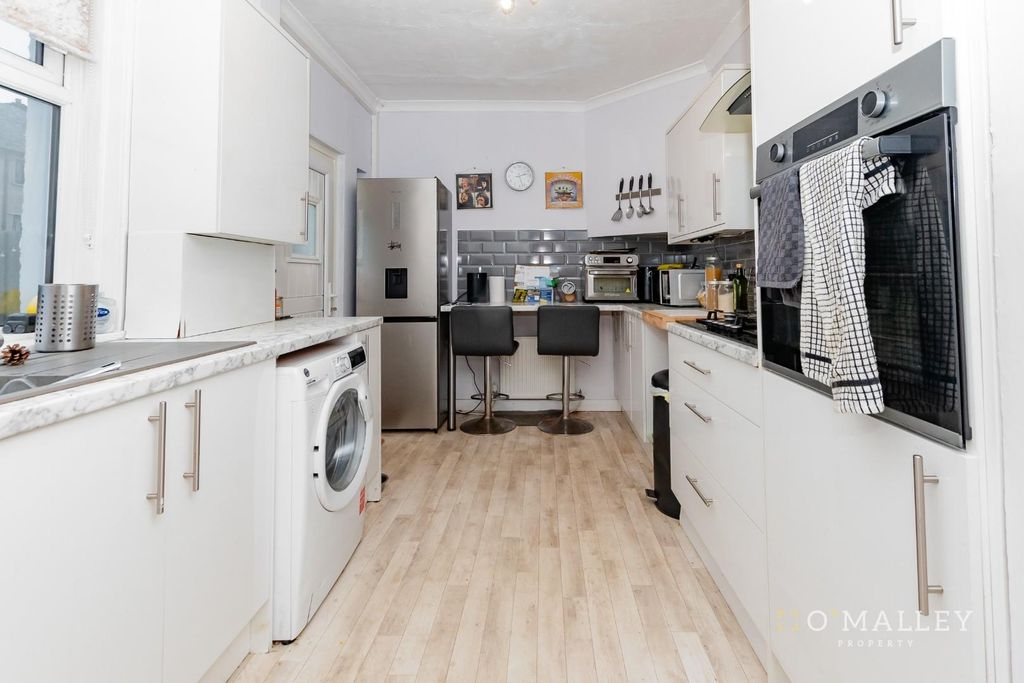 Property photo 3 of 10 Kitchen