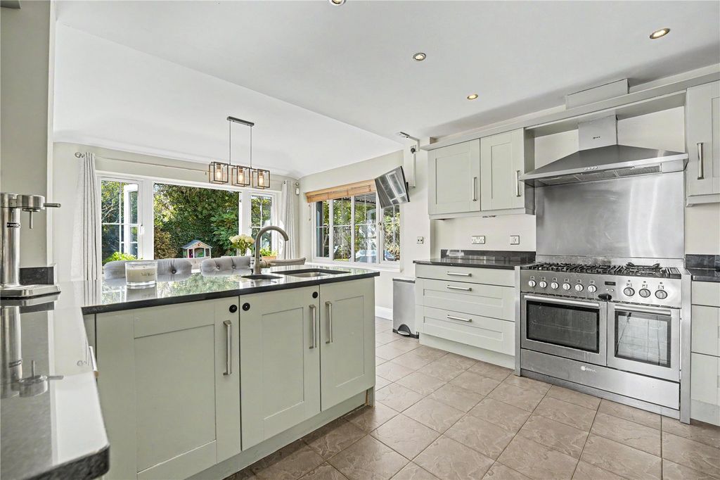 Property photo 2 of 28 Picture No. 11