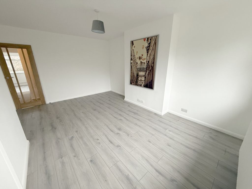 Property photo 3 of 12 Lounge