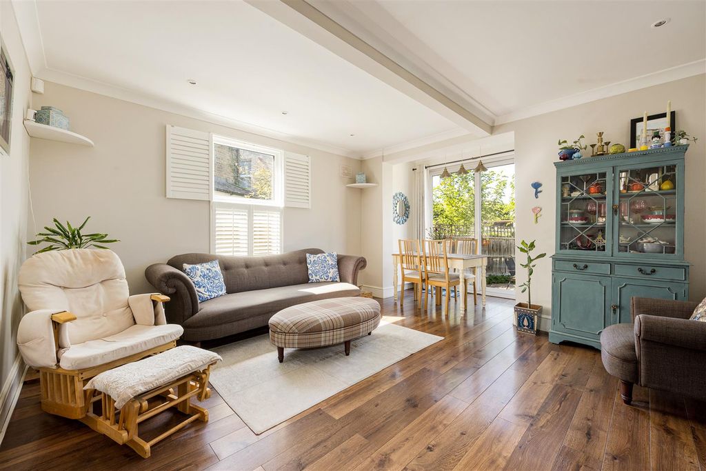 Property photo 2 of 26 Selsdon Road, E11