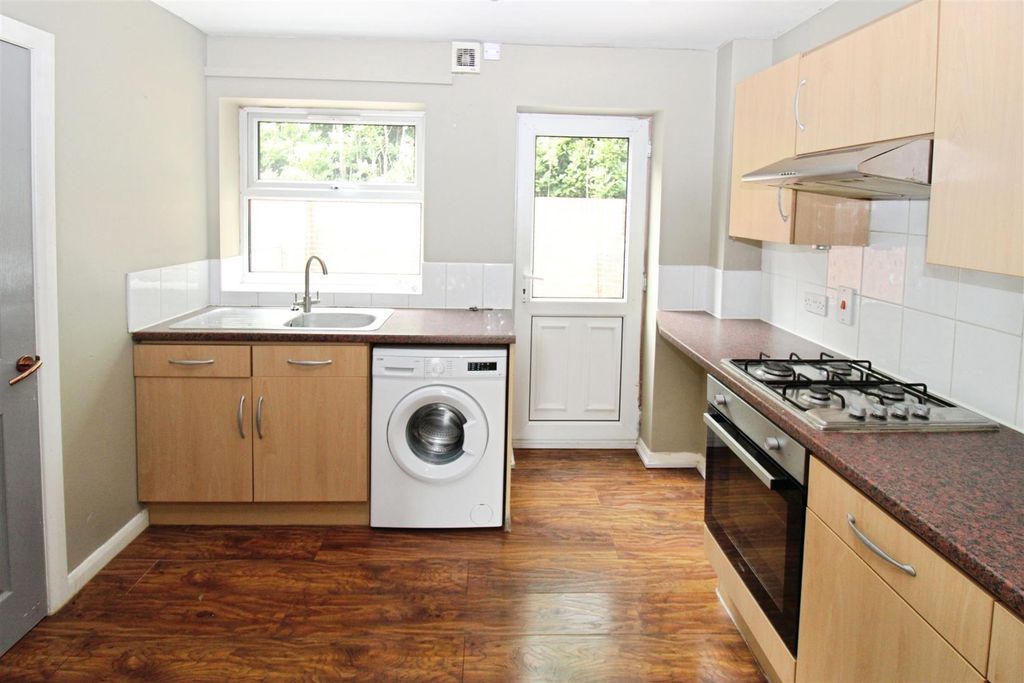 Property photo 3 of 16 Fitted Kitchen