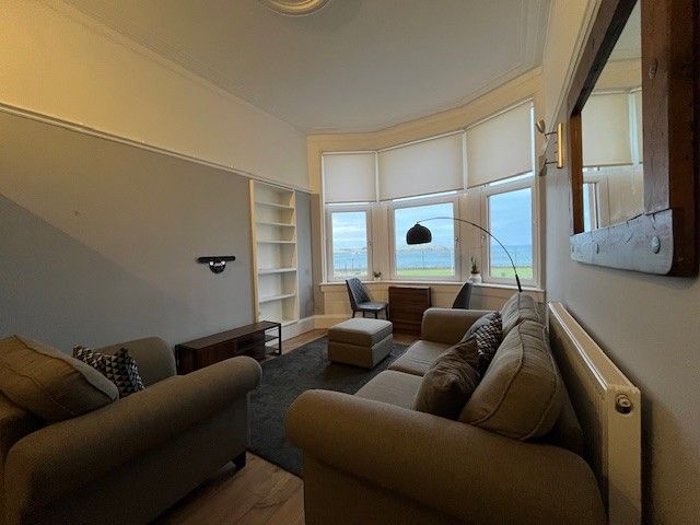 Property photo 2 of 14 Lounge