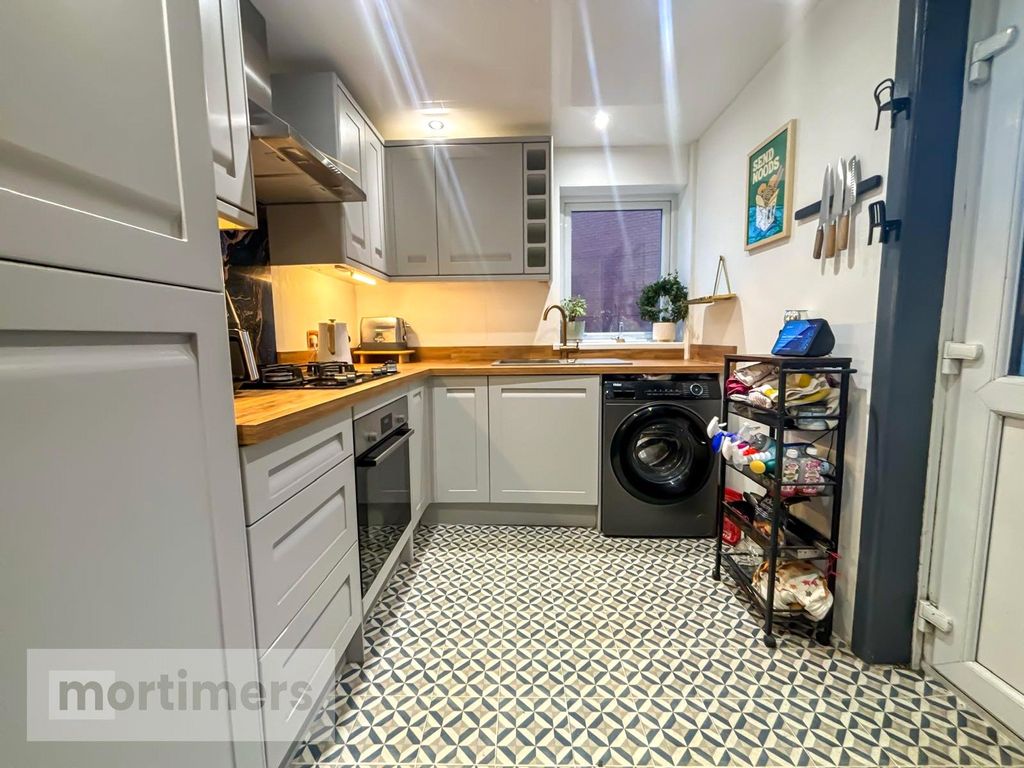 Property photo 3 of 14 Kitchen