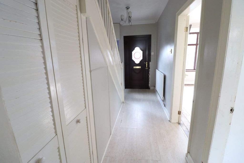Property photo 2 of 16 Entrance Hall