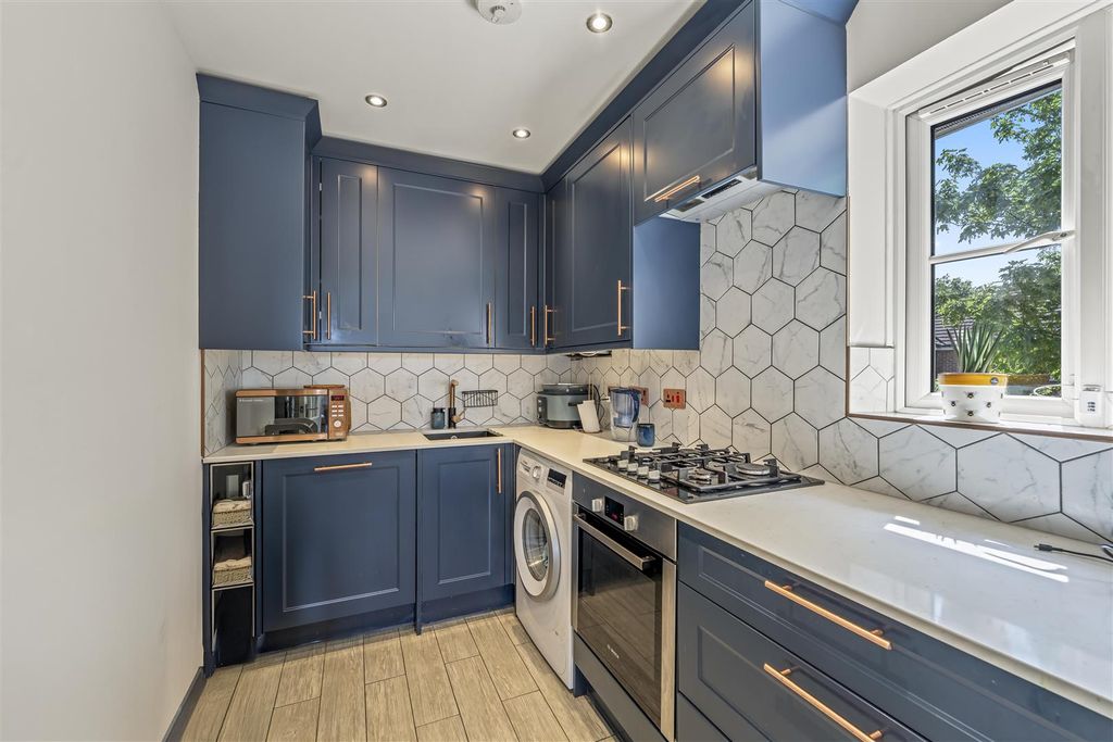 Property photo 3 of 15 15 Richardson House, Malting Way, Tw7 6Sd9.Jpg