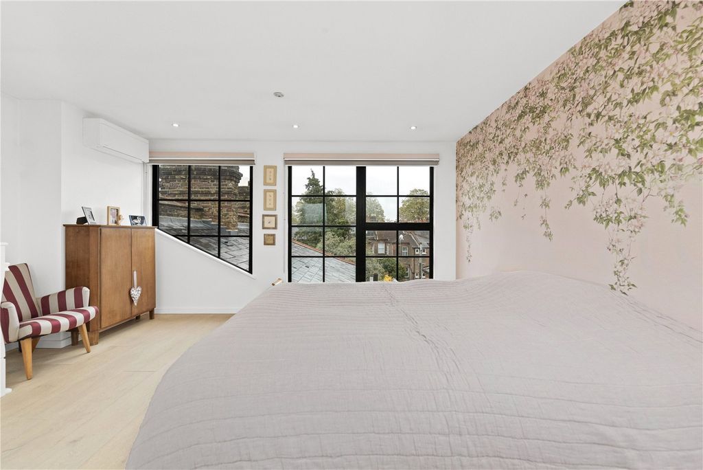 Property photo 2 of 17 Picture No. 11