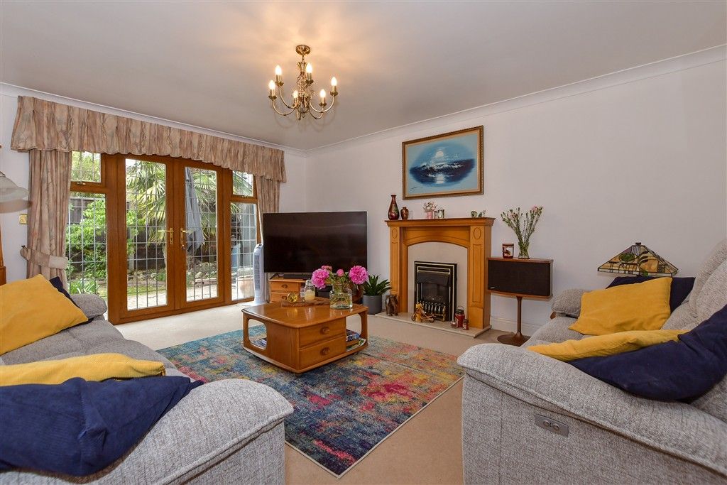 Property photo 1 of 10 Lounge