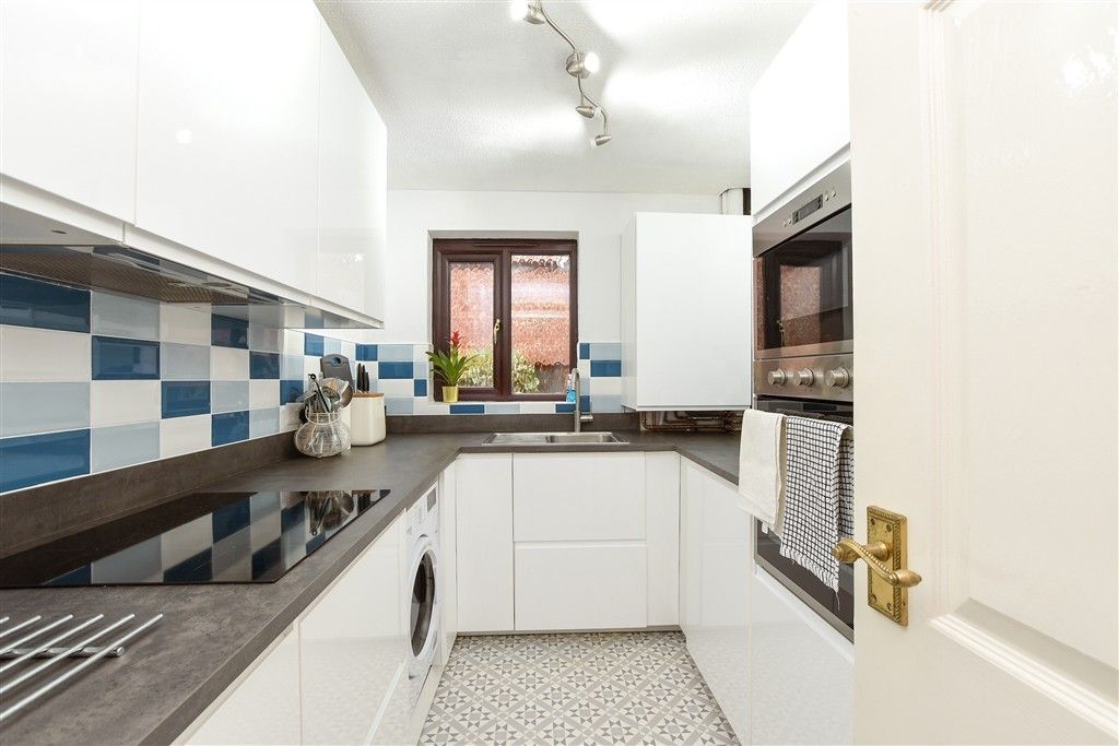 Property photo 3 of 9 Kitchen