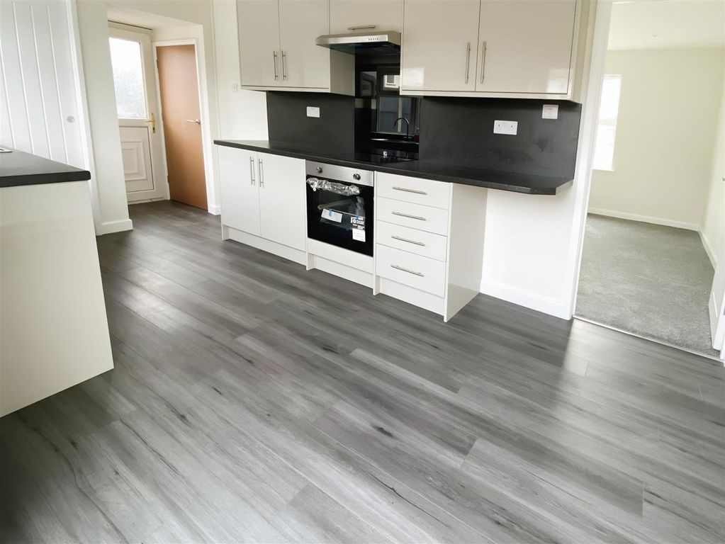 Property photo 2 of 15 Dining Kitchen
