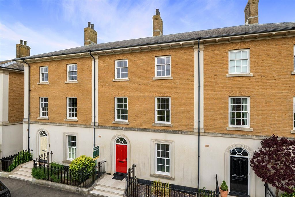 Property photo 1 of 19 Woodlands Crescent Front