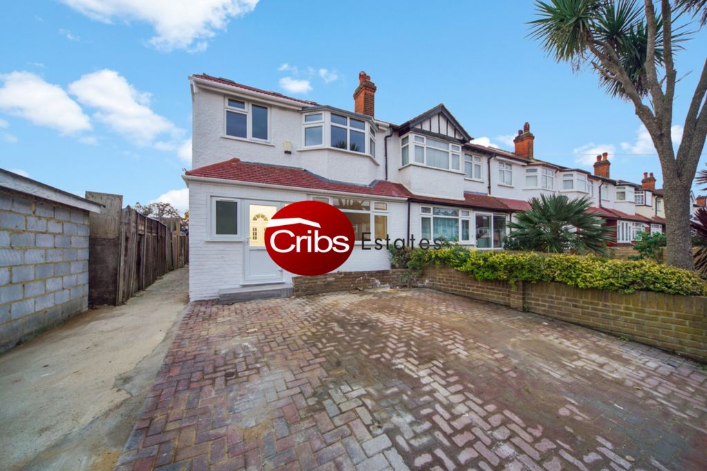 Property photo 1 of 11 4 Bedroom End Of Terrace House To Rent