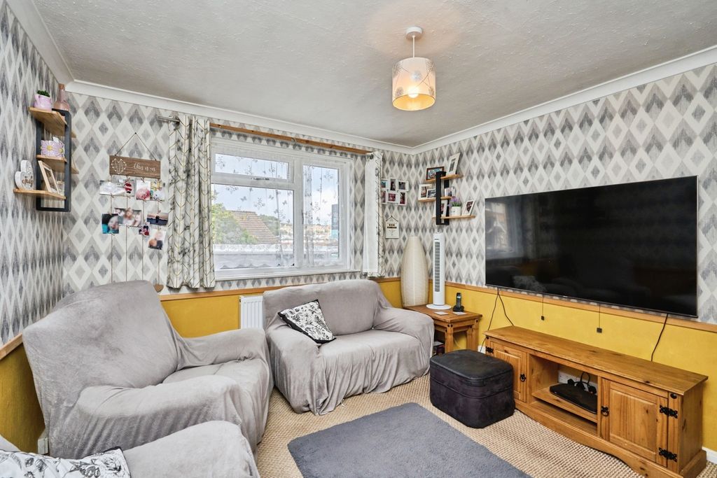 Property photo 2 of 14 Lounge