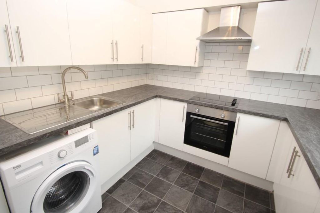 Property photo 3 of 8 Kitchen