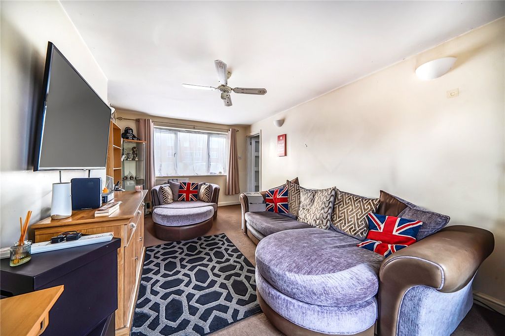 Property photo 3 of 21 Living Room