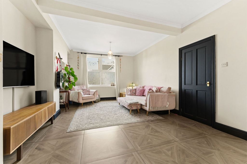 Property photo 2 of 33