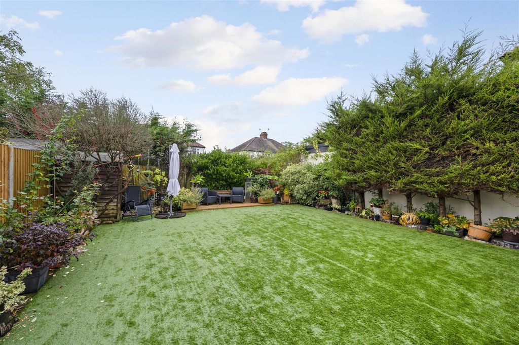 Property photo 2 of 12 6 Holmsley Close,2.Jpg