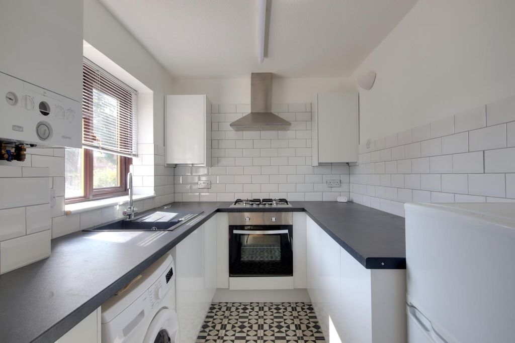 Property photo 3 of 10 Kitchen