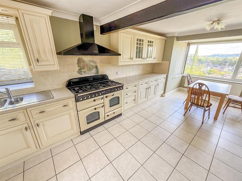 Property photo 2 of 23 Kitchen/Breakfast Room