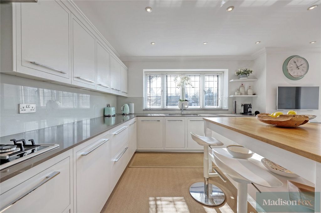 Additional image 19 of 3 bed flat for saleHigh Road, Chigwell, Essex IG7