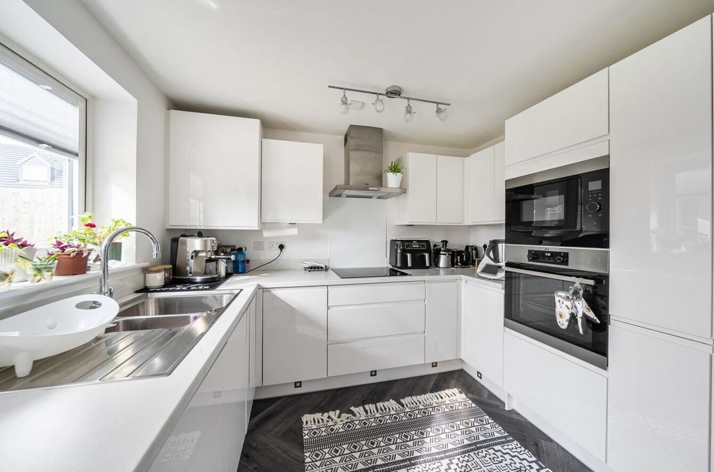 Property photo 3 of 14 1434502-10-69c10d...