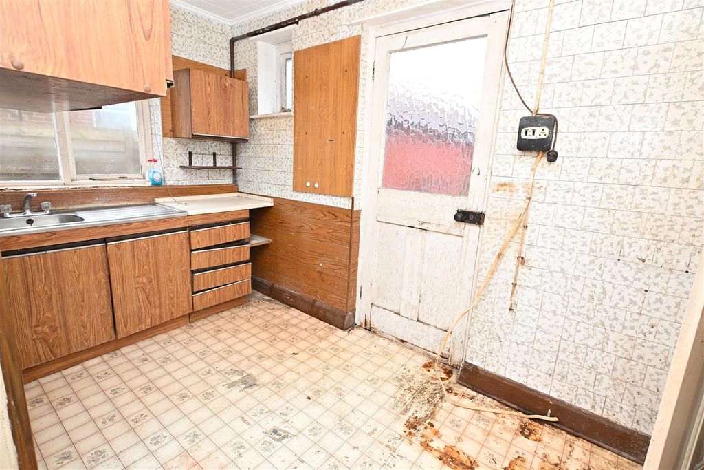 Property photo 2 of 18 Kitchen