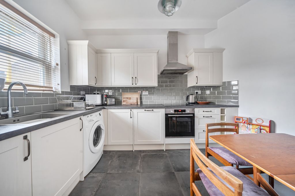 Property photo 3 of 17 Kitchen