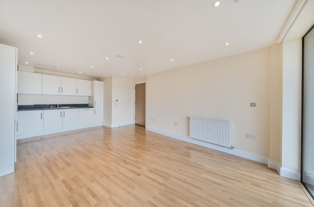 Property photo 3 of 12 1354436-10-68c421...