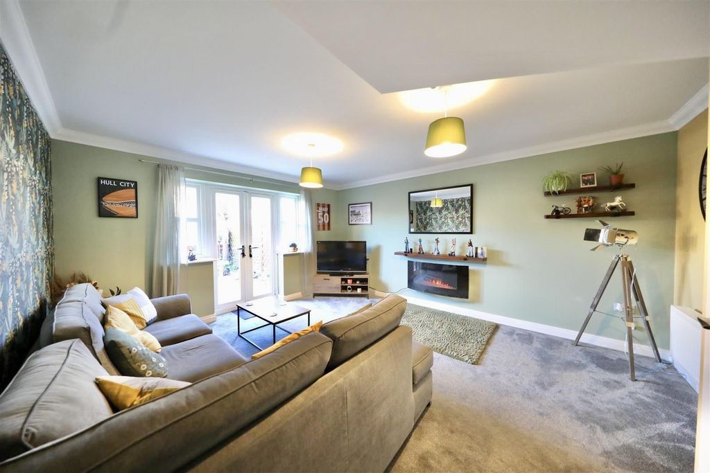 Property photo 2 of 17 Living Room