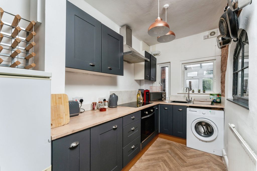 Property photo 3 of 17 Kitchen